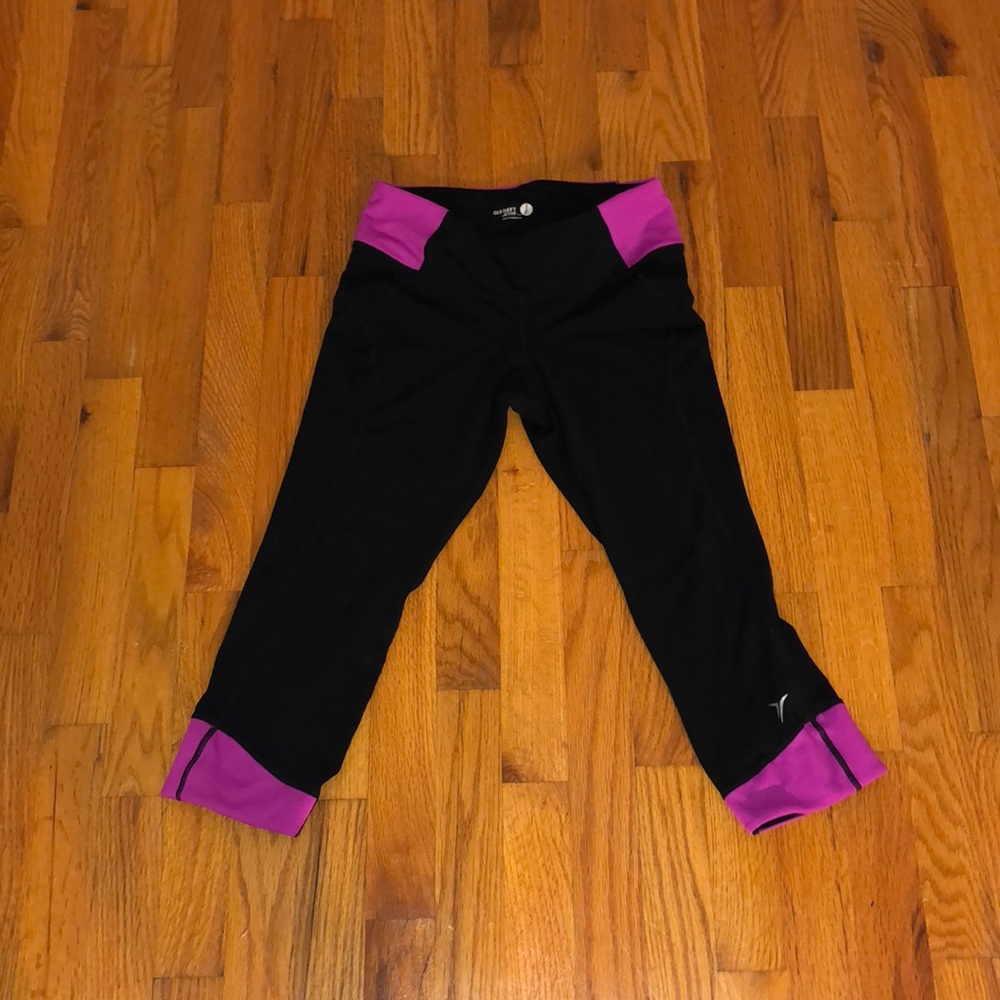 black and pink short capri leggings